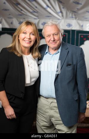 Kirsty Young und Sir David Attenborough eröffnen das Radio Times Festival im Green im Hampton Court Palace mit einer besonderen Veranstaltung, bei der Sir David Attenborough, der jetzt seinen Platz in der Eröffnungshalle der Radio Times einnimmt, über seine 60 Jahre im Rundfunk spricht. Stockfoto