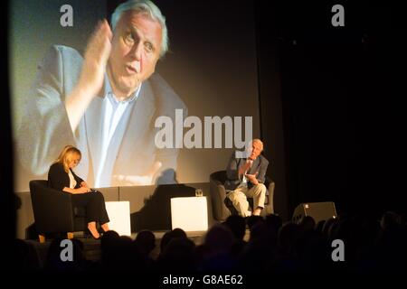 Kirsty Young und Sir David Attenborough eröffnen das Radio Times Festival im Green im Hampton Court Palace mit einer besonderen Veranstaltung, bei der Sir David Attenborough, der jetzt seinen Platz in der Eröffnungshalle der Radio Times einnimmt, über seine 60 Jahre im Rundfunk spricht. Stockfoto