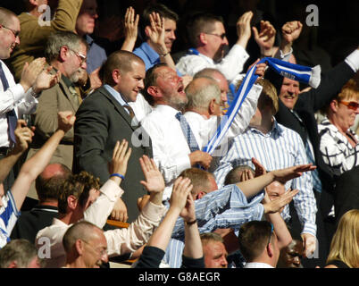 Fußball - Coca-Cola Football League One - Play-Off-Finale - Hartlepool United gegen Sheffield Mittwoch - Millennium Stadium. Der ehemalige Innenminister David Blunkett feiert die Beförderung von Sheffield am Mittwoch Stockfoto