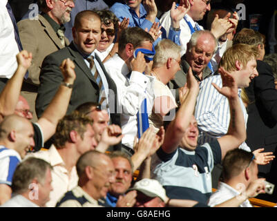 Fußball - Coca-Cola Football League One - Play-Off-Finale - Hartlepool United gegen Sheffield Mittwoch - Millennium Stadium. Der ehemalige Innenminister David Blunkett wischt sich die Augen, als er die Beförderung am Mittwoch in Sheffield feiert Stockfoto