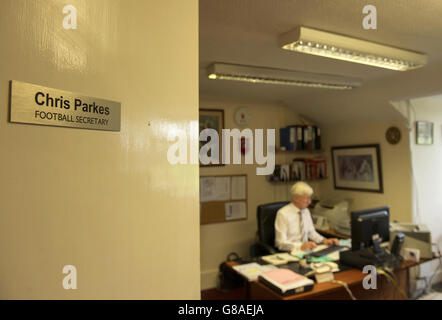 Charlton Athletic Club Sekretär Chris Parkes in seinem Büro auf dem Sparrows Lane Trainingsgelände. Stockfoto