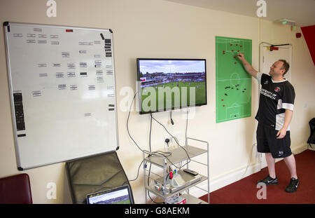 Charlton Athletic Analyst Brett Shaw in seinem Büro auf dem Trainingsgelände der Sparrows Lane. Stockfoto