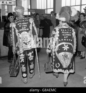 Pearly King und Queen - London Flughafen Stockfoto