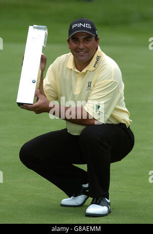 Golf - die BMW Meisterschaft 2005 - Wentworth. Argentiniens Angel Cabrera posiert mit der BMW Trophy Stockfoto