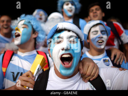 Argentinien-Fans zeigen ihre Unterstützung in den Tribünen vor dem Rugby-Weltcup-Spiel im Kingsholm Stadium, Gloucester. Stockfoto