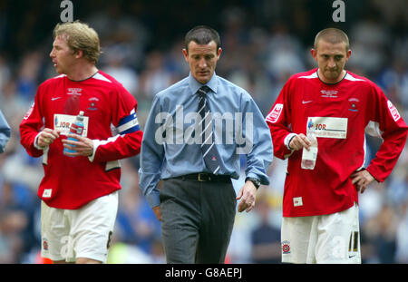 Fußball - Coca-Cola Football League One - Play-Off-Finale - Hartlepool United gegen Sheffield Mittwoch - Millennium Stadium. Martin Scott, der Manager von Hartlepool United, steht mit den Spielern Richie Humphreys und Gavin Strachan uneins gegenüber Stockfoto