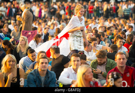 Rugby Union - Rugby-Weltmeisterschaft 2015 - Pool A - England gegen Wales - Twickenham Stadium. Ein England-Fan geht bei der Rugby-Weltmeisterschaft 2015 Fanzone im Old Deer Park, Richmond, London, durch die Menge. Stockfoto