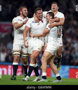 Der englische Jonny May feiert mit seinen Teamkollegen Sam Burgess, Ben Youngs und Chris Robshaw, nachdem er beim Rugby-Weltcup-Spiel im Twickenham Stadium in London den ersten Versuch seiner Mannschaft erzielt hat. Stockfoto