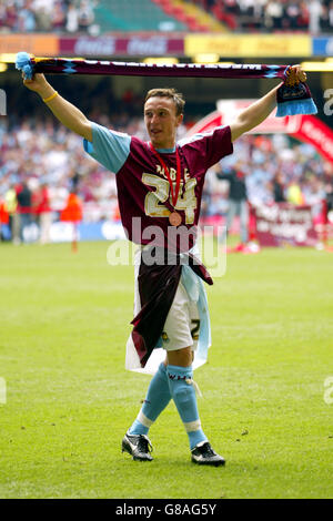 Fußball - Coca-Cola Football League Championship - Play Off Final - Preston North End gegen West Ham United - Millennium Stadium. Mark Noble von West Ham United feiert Stockfoto