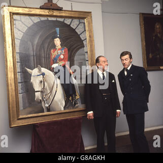 Das neue Porträt der Königin, von Timothy Whidborne, in Wellington Barracks, London. Der Künstler ist mit Earl Alexander zu sehen. Das Porträt zeigt die Königin in der Uniform der Oberst-in-Chief Irish Guard, montiert auf dem Metropolitan Police Pferd 'Doctor'. Stockfoto