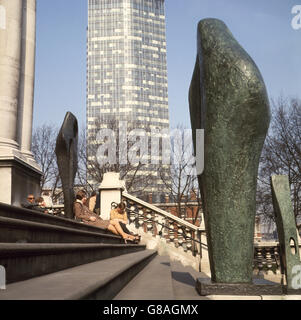 Barbara Hepworth Skulpturen außerhalb der Tate Gallery, mit Blick auf die Themse in Millbank, wo eine Ausstellung des Künstlers Lebenswerk. Stockfoto