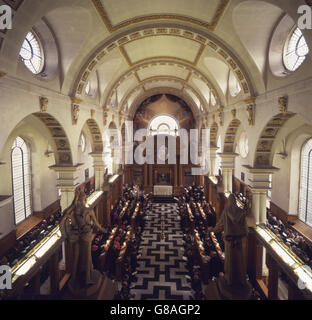 Ein Dankesgottesdienst und ein Lobpreisgottesdienst zur Eröffnung der hundertjährigen Feierlichkeiten der Pressevereinigung, der nationalen Nachrichtenagentur Großbritanniens, die in der St. Bride's Church, Fleet Street, in Arbeit ist. Auf dem Rednerpult in der Mitte, Lesung der Ausschreibung, ist Lord Buckton, Vorsitzender der Portsmouth und Sunderland Zeitungen und einer der beiden ältesten Vergangenheit Direktoren der Press Association. An dem Gottesdienst nahmen der Erzbischof von Canterbury, der Oberbürgermeister von London und Vertreter der Presse aus London, den Provinzen und Übersee sowie Mitarbeiter der PA und Rentner Teil. Während der Wartung des Stockfoto