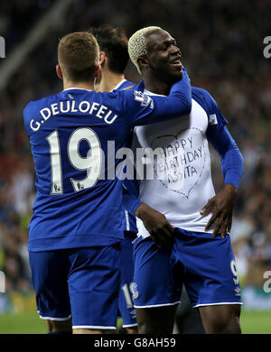 Fußball - Barclays Premier League - West Bromwich Albion gegen Everton - The Hawthornes. Evertons Arouna Kone (rechts) feiert das zweite Tor seiner Mannschaft im Spiel mit Teamkollege Gerard Deulofeu Stockfoto