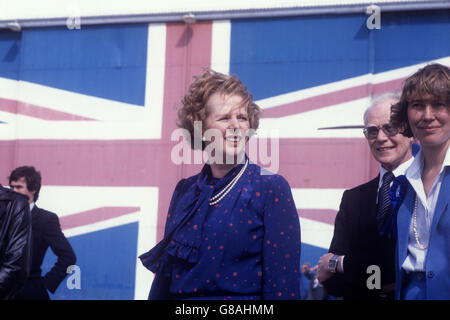 Premierministerin Margaret bei ihrem Besuch bei der britischen Hovercraft Corporation Ltd mit Sitz in East Cowes. Die Flagge, die auf einer Hangartür gemalt wird, wird behauptet, die größte ihrer Art in der Welt zu sein. Der Besuch auf der Insel markierte das Ende der Wahlkampftour von Frau Thatcher. Stockfoto