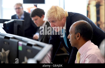 Der Bürgermeister von London Boris Johnson während eines Besuchs im TFL Traffic Control Center in Southwark, wo er erweiterte Verkehrspläne enthüllte, um London in Bewegung zu halten. Stockfoto