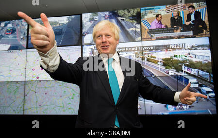 Der Bürgermeister von London Boris Johnson während eines Besuchs im TFL Traffic Control Center in Southwark, wo er erweiterte Verkehrspläne enthüllte, um London in Bewegung zu halten. Stockfoto