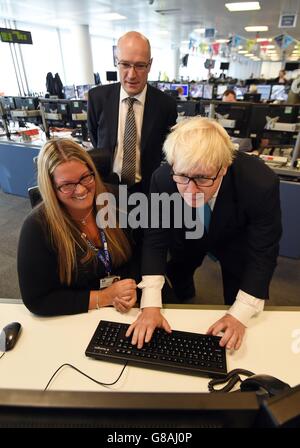 Garrett Emmerson, Chief Operation Officer für den Oberflächentransport bei TFL (Rückseite), sieht sich an, wie der Bürgermeister von London, Boris Johnson (rechts), während eines Besuchs im TFL-Verkehrskontrollzentrum in Southwark einen Tweet verfasst, wo er erweiterte Pläne für den Verkehrskrieg vorstellte, um London in Bewegung zu halten. Stockfoto