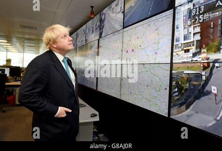 Der Bürgermeister von London, Boris Johnson, schaut bei einem Besuch im TFL-Verkehrskontrollzentrum in Southwark auf riesige fernsehbildschirme an der Wand, wo er erweiterte Pläne für den Verkehrskreiz enthüllte, um London in Bewegung zu halten. Stockfoto