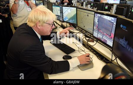 Boris Johnson besucht TFL Traffic Control Centre Stockfoto