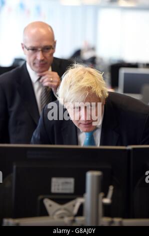 Boris Johnson (rechts), Bürgermeister von London, und Garrett Emmerson, Chief Operatives Officer für den Oberflächenverkehr bei TFL, während eines Besuchs im TFL Traffic Control Center in Southwark, wo er erweiterte Pläne für den Verkehrskrieg vorstellte, um London in Bewegung zu halten. Stockfoto