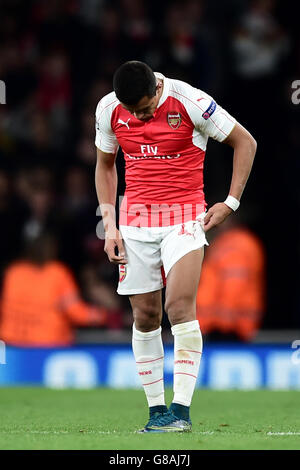 Alexis Sanchez von Arsenal wurde während des UEFA Champions League-Spiels der Gruppe F im Emirates Stadium in London niedergeschlagen. Stockfoto