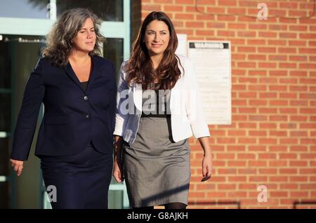 Die Schattengesundheitsministerin Heidi Alexander (links) und die Schattenministerin für psychische Gesundheit Luciana Berger besuchen vor dem dritten Tag der Labour-Parteikonferenz das Mill View Hospital in Hove. Das Krankenhaus bietet stationäre psychische Gesundheit von Erwachsenen. Stockfoto