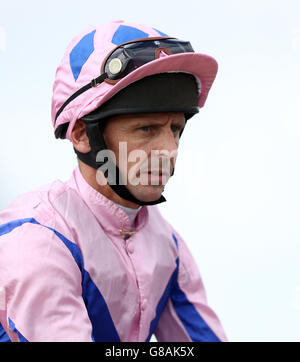 Jockey Ted Durcan während des Betfred Ladies Day auf der Rennbahn von Newbury. DRÜCKEN SIE VERBANDSFOTO. Bilddatum: Samstag, 15. August 2015. Siehe PA Story RACING Newbury. Bildnachweis sollte lauten: Simon Cooper/PA Wire Stockfoto