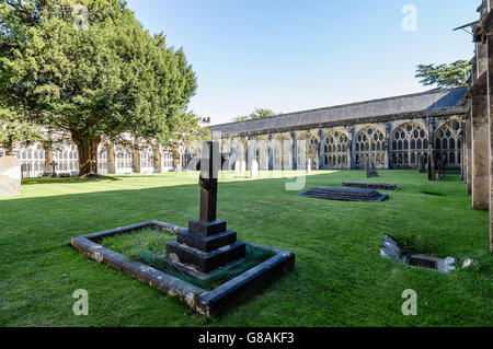 Wells, UK - 15. August 2015: Kirchhof und Kreuzgang der Kathedrale von Wells. Wells ist eine Cathedral City in Somerset. Stockfoto