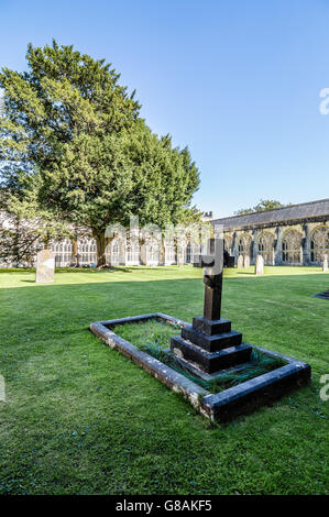 Wells, UK - 15. August 2015: Kirchhof und Kreuzgang der Kathedrale von Wells. Wells ist eine Cathedral City in Somerset. Stockfoto