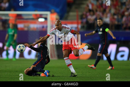 Fußball - UEFA Champions League - Gruppe C - Atletico Madrid / SL Benfica - Vicente Calderon. Benfica-Kapitän Luisao fouls Antoine Griezmann von Atletico Madrid (links) Stockfoto