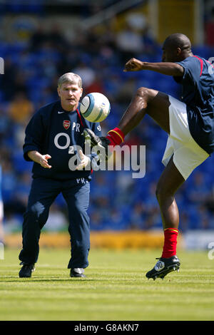 Fußball - FA Barclays Premiership - Birmingham City / Arsenal - St Andrews. Sol Campbell (r) von Arsenal erwärmt sich mit dem stellvertretenden Manager Pat Reis (l) Stockfoto