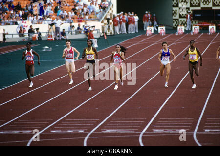 Die USA-Amerikanerin Florence Griffiths-Joyner (dritte R) gewinnt, gefolgt von Jamaikas Grace Jackson (dritte L), Heike Drechsler (zweite R) und Jamaikas Merlene Ottey (r) Stockfoto