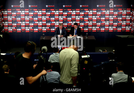 Fußball - UEFA Euro 2016 Qualifikation - England gegen Estland - Ankündigung der englischen Mannschaft - Wembley Stadium. Der englische Manager Roy Hodgson (links) während der Ankündigung der Mannschaft im Wembley Stadium, London. Stockfoto