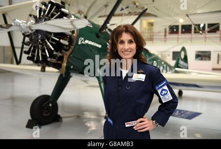 Tracey Curtis-Taylor vor ihrem 1942 Boeing Stearman Spirit of Artemis Doppeldecker, bevor sie vom Farnborough Airport nach Sydney, Australien, aufbricht, um die Leistung von Amy Johnson zurückzuverfolgen. Stockfoto