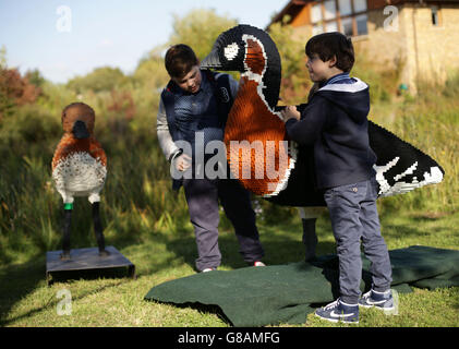 Kinder untersuchen ein Lego-Modell von Bruce, der Rotbrustgans, während einer Vorschau auf einen Lego-Tierpfad im London Wetland Centre in Barnes, London. Stockfoto