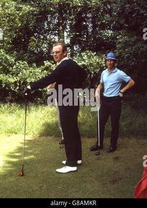 Der Fußballspieler Bobby Charlton (blaues Hemd und Hut) von Manchester United und England sowie der Golfer Dave Thomas während des Bowmaker Golf Tournament in Sunningdale, Bekshire. Stockfoto