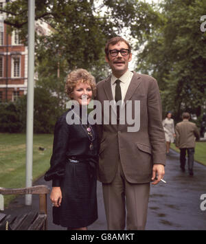 Der Schauspieler Peter O'Toole und die Schauspielerin und Sängerin Petula Clark im Londoner Ufergarten während einer Fotozelle, die das Filmmusical von „Auf Wiedersehen Mr Chips“ promote. Stockfoto