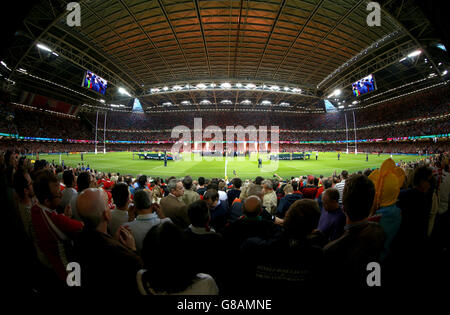 Allgemeine Ansicht, wie die Teams ihren Weg auf dem Spielfeld vor dem Rugby-WM-Spiel im Millennium Stadium, Cardiff. DRÜCKEN Sie VERBANDSFOTO. Bilddatum: Donnerstag, 1. Oktober 2013. Siehe PA Story RUGBYU Wales. Bildnachweis sollte lauten: David Davies/PA Wire. EINSCHRÄNKUNGEN: Nutzung unterliegt Einschränkungen. . Keine kommerzielle Nutzung. Keine Verwendung in Büchern oder Printmedien ohne vorherige Genehmigung. Weitere Informationen erhalten Sie unter +44 (0)1158 447447. Stockfoto