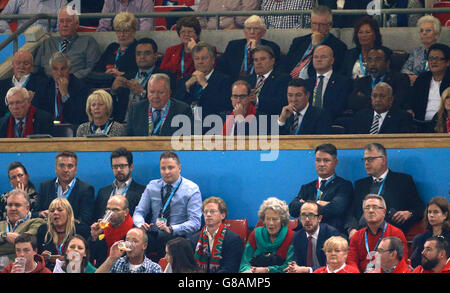 Der Duke of Cambridge Prinz William (Mitte) beobachtet die Action auf den Tribünen während des Rugby-WM-Spiels im Millennium Stadium, Cardiff. Stockfoto