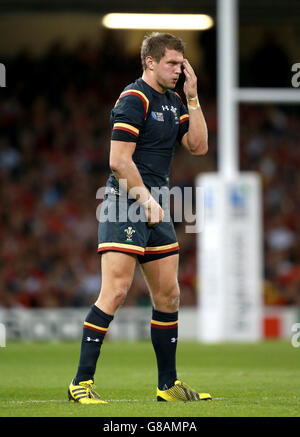 Dan Biggar von Wales tritt beim Rugby-Weltcup-Spiel im Millennium Stadium, Cardiff, ins Tor. DRÜCKEN SIE VERBANDSFOTO. Bilddatum: Donnerstag, 1. Oktober 2013. Siehe PA Story RUGBYU Wales. Bildnachweis sollte lauten: David Davies/PA Wire. Stockfoto