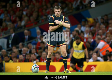 Dan Biggar von Wales tritt beim Rugby-Weltcup-Spiel im Millennium Stadium in Cardiff ins Tor. DRÜCKEN Sie VERBANDSFOTO. Bilddatum: Donnerstag, 1. Oktober 2013. Siehe PA Story RUGBYU Wales. Bildnachweis sollte lauten: David Davies/PA Wire. EINSCHRÄNKUNGEN: Nutzung unterliegt Einschränkungen. . Keine kommerzielle Nutzung. Keine Verwendung in Büchern oder Printmedien ohne vorherige Genehmigung. Weitere Informationen erhalten Sie unter +44 (0)1158 447447. Stockfoto