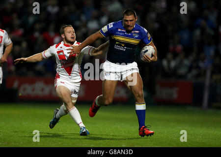 Leeds Rhinos Ryan Hall (rechts) wird von St. Helens Adam Quinlan während der ersten Utility Super League, Halbfinale im Headingley Carnegie Stadium, Leeds, angegangen. DRÜCKEN SIE VERBANDSFOTO. Bilddatum: Freitag, 2. Oktober 2015. Siehe PA Story RUGBYL Leeds. Das Foto sollte lauten: Richard Sellers/PA Wire. EINSCHRÄNKUNGEN: Keine kommerzielle Nutzung. Keine falsche kommerzielle Vereinigung. Keine Videoemulation. Keine Bildbearbeitung. Stockfoto