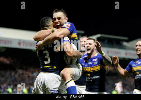 Leeds Rhinos Kallum Watkins (links) feiert mit Kevin Sinfield, nachdem er während der ersten Utility Super League, dem Halbfinale im Headingley Carnegie Stadium, Leeds, den dritten Versuch seiner Seite erzielt hat. Stockfoto