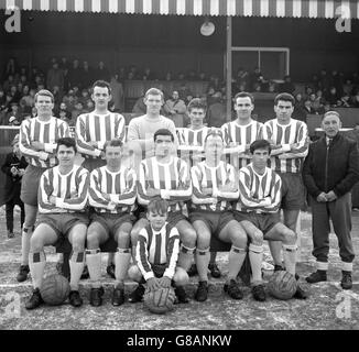 Die Mitglieder des FC Altrincham, der Cheshire-Liga, werden in der dritten Runde des FA Cup Wolverhampton Wanderers treffen. Hintere Reihe (l-r): J Brown, N Dewar, G Smith, F Peters, D Halliwell, P Connelly und Trainer H Bramwell. Erste Reihe: R Taylor, L Campbell, G Forrester, J Swindells und C Colbridge. Im Vordergrund ist Maskottchen Ken Simpson. Stockfoto