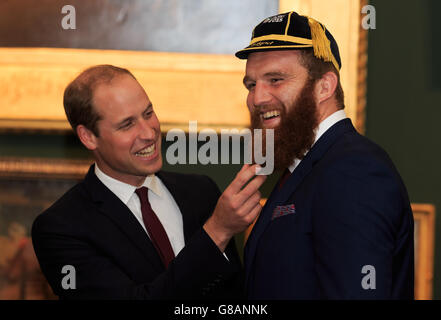 Der Herzog von Cambridge (links) lacht mit dem walisischen Jake Ball während der Begrüßungszeremonie in Guildhall, London. Stockfoto