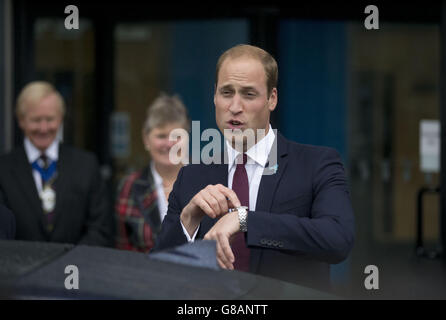 Der Herzog von Cambridge zeigt auf seine Uhr, als er die Hammersmith Academy, London, verlässt, nachdem er die Anti-Mobbing-Kampagne #Back2School des Diana Awards unterstützt hatte. Stockfoto