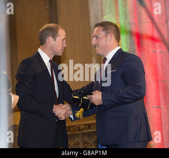 Der Duke of Cambridge, der stellvertretende Schirmherr der Welsh Rugby Union, trifft sich mit Gethin Jenkins (rechts), während er an der Begrüßungszeremonie von Wales in der Guildhall, London, teilnimmt. Stockfoto