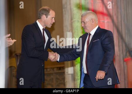 Der Duke of Cambridge, der stellvertretende Schirmherr der Welsh Rugby Union, trifft sich mit dem walisischen Cheftrainer Warren Gatlin (rechts), während er an der Begrüßungszeremonie von Wales in der Guildhall, London, teilnimmt. Stockfoto