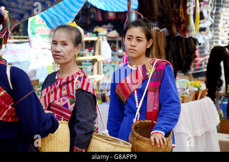 SAKON NAKHON, THAILAND - Januar 15: Phu thai Leute tragen Kleider Tracht Phu Thai für zeigen und Phu thai Welt da beitreten Stockfoto