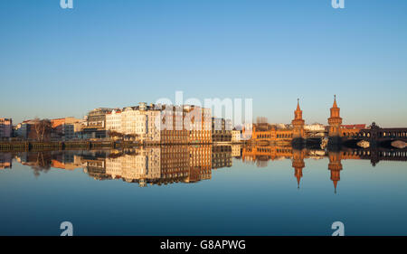 Oberbaumbrücke an der Spree, Berlin, Deutschland Stockfoto